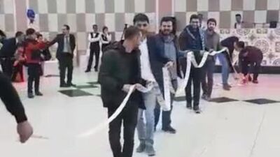 10 metreyi geçti, 12 kişi taşıdı... Böyle takı görülmedi