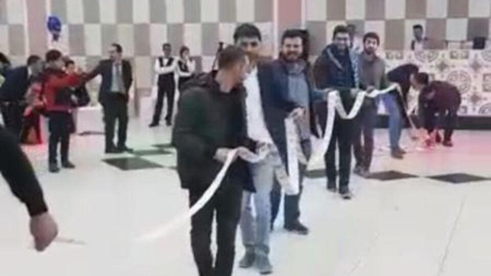 10 metreyi geçti, 12 kişi taşıdı... Böyle takı görülmedi