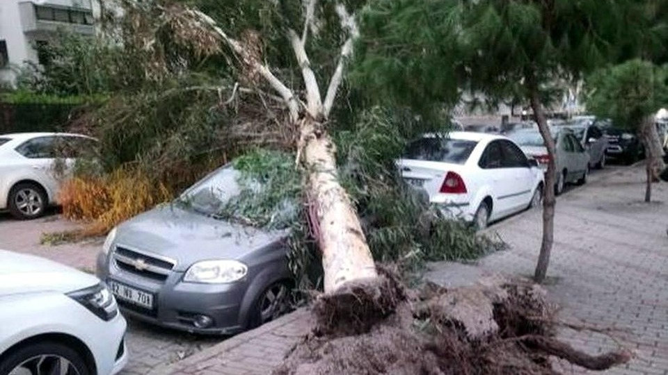 Dün Antalya bugün İzmir! Çatılar uçtu, vapur seferleri iptal edildi
