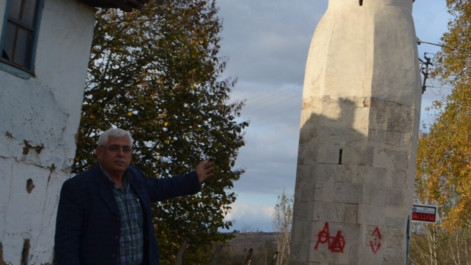 Camisiz minareyi görenler şaşırıyor