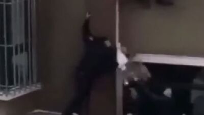 İkinci kattan düşen bebeği havada yakaladı