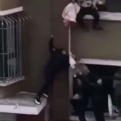 İkinci kattan düşen bebeği havada yakaladı