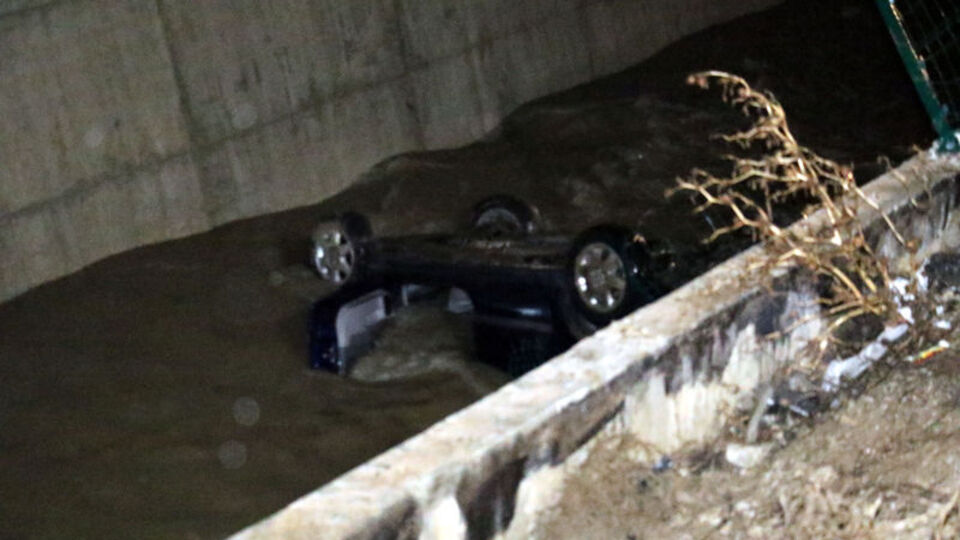 Kontrolden çıkan otomobil çaya uçtu: 1 yaralı