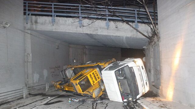 Beyoğlu'nda vinç devrildi, yol kapandı: 1 yaralı