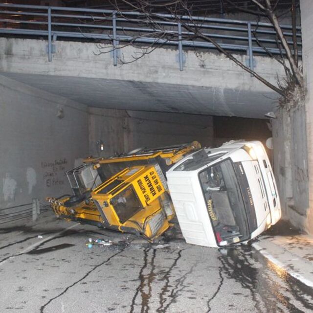 Beyoğlu'nda vinç devrildi, yol kapandı: 1 yaralı