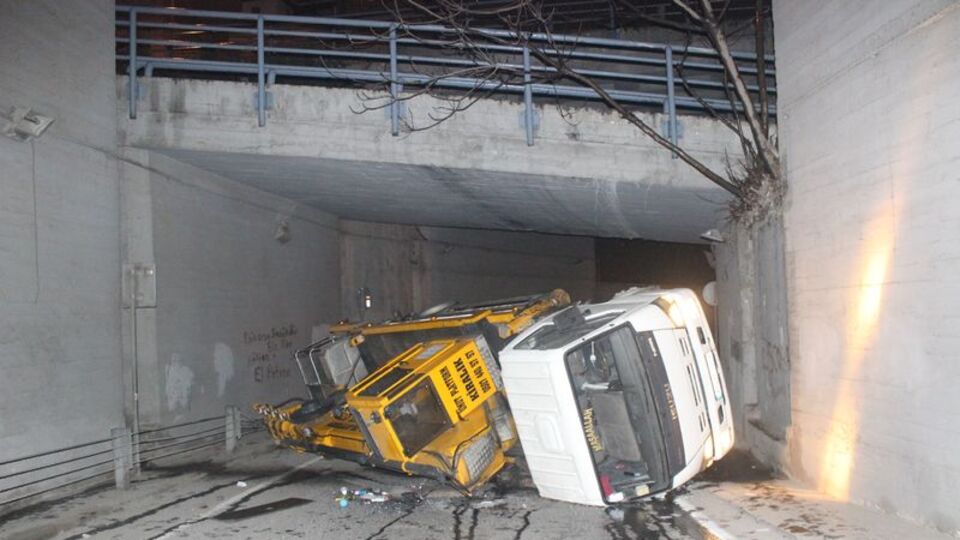 Beyoğlu'nda vinç devrildi, yol kapandı: 1 yaralı