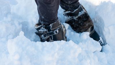 Karda 20 kilometre yürüdü! Buz tutan parmakları ayakkabılarına yapıştı