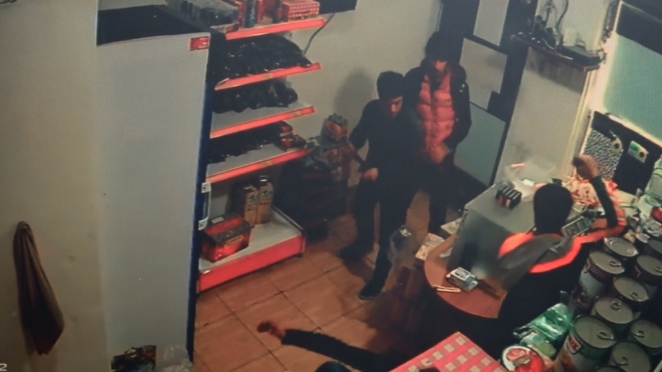 Bakkal dükkanında dehşet anları! Her saniyesi korkunç!