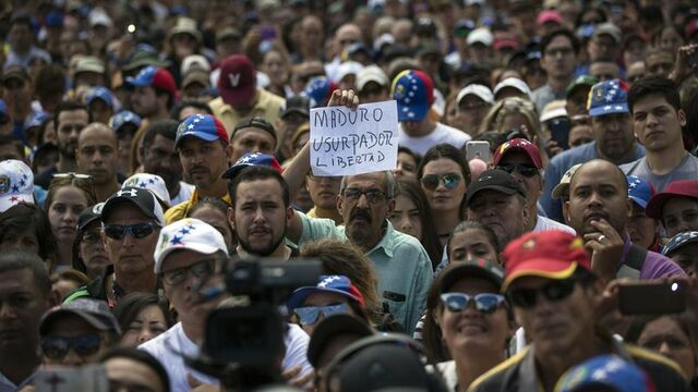 Venezuela'da muhalefet ve iktidar yanlılarından mitingler