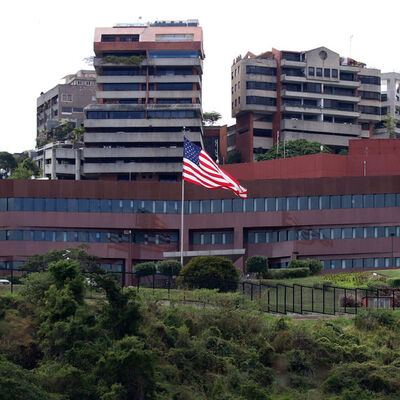 Venezuela'daki Amerikalı diplomatlar ülkelerine döndü