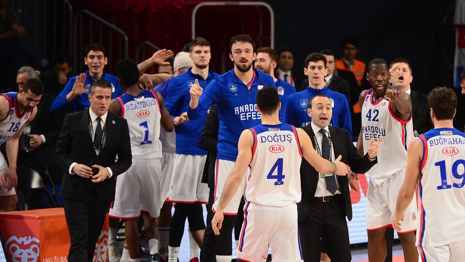 Anadolu Efes evinde kazandı