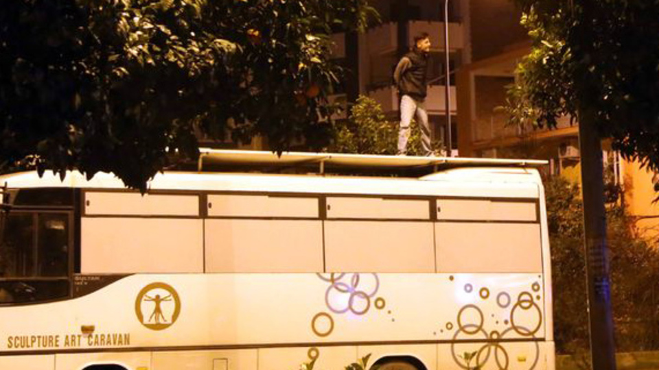 "Artist olmak için" midibüse çıktı, gözaltına alındı