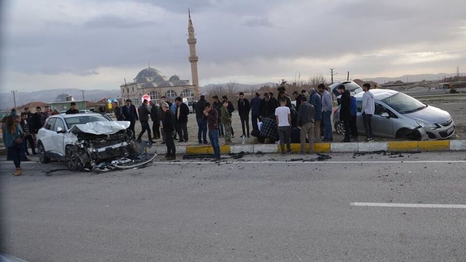 Konya'da iki otomobil çarpıştı: 5 yaralı