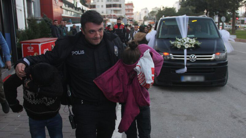 Gelinle damadın en mutlu gününü kabusa çevirdiler!