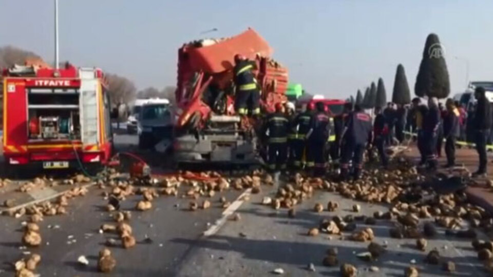 Sis yüzünden zincirleme kaza! Ölü ve yaralılar var