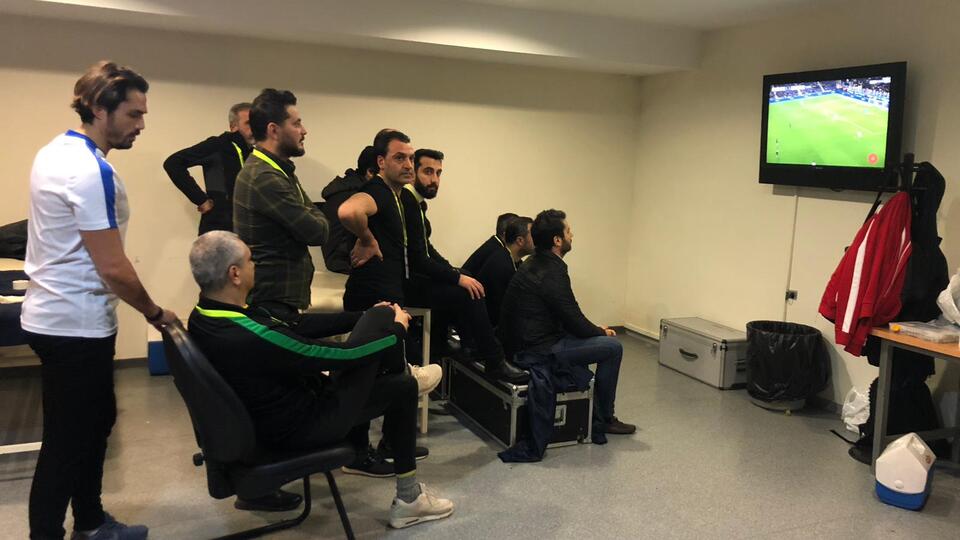 Yöneticiler maçı soyunma odasında izledi!