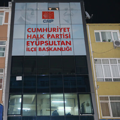 CHP ilçe başkanlığına saldırı! Yaralılar var