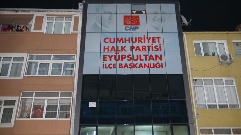 CHP ilçe başkanlığına saldırı! Yaralılar var