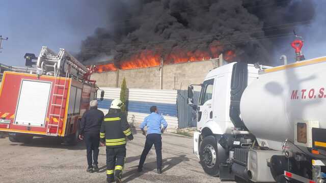 Mersin-Tarsus OSB'de çakmak fabrikası yanıyor