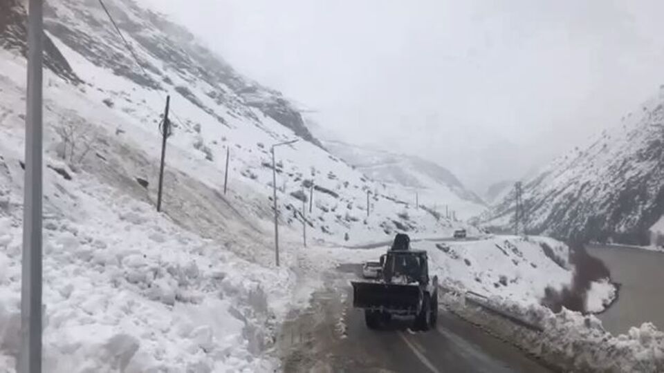 Hakkari-Çukurca kara yoluna çığ düştü