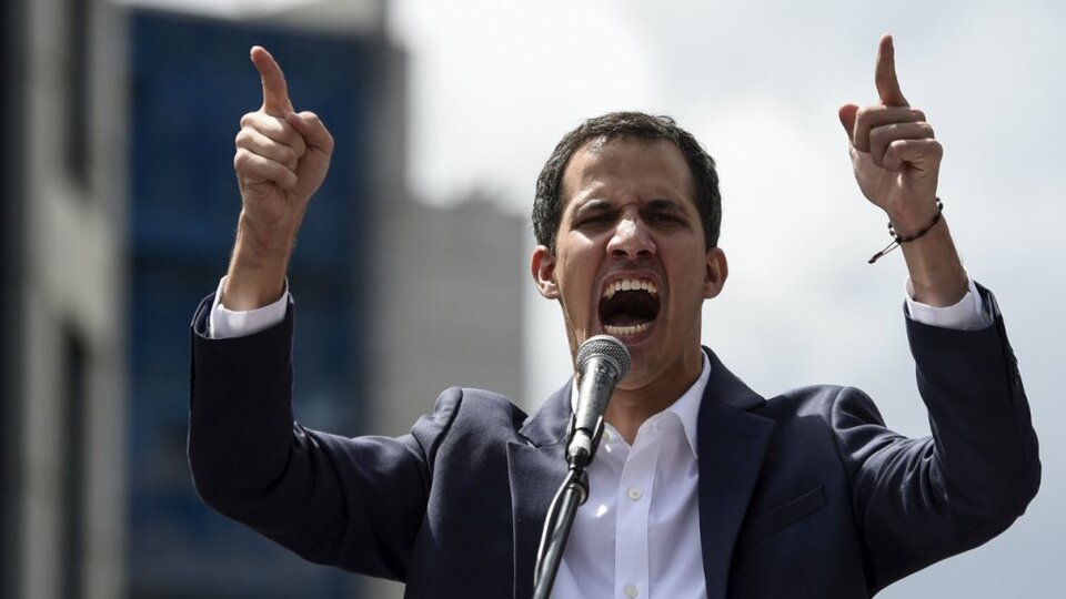 Guaido'dan darbe açıklaması: Maduro'yu devirebilmek için askerlerle görüşüyorum