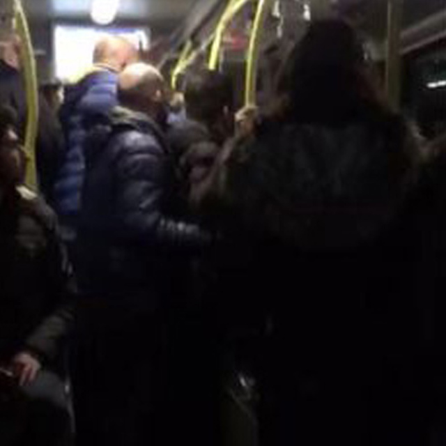 Metrobüs durağında taraftar kavgası