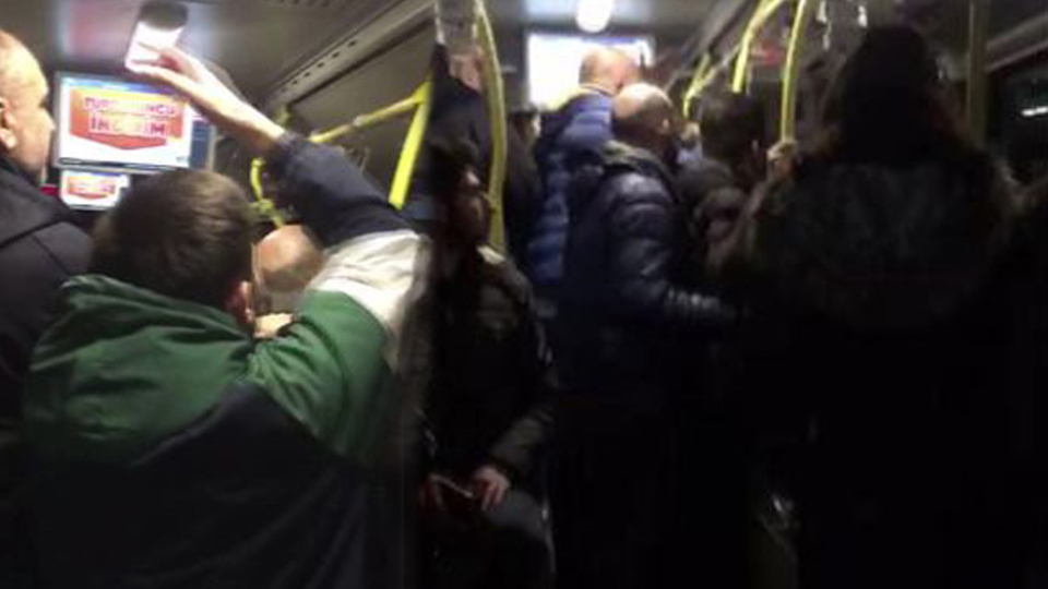 Metrobüs durağında taraftar kavgası