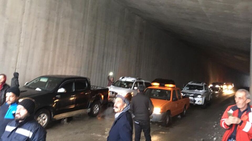 Çığ tüneline sığınarak böyle hayatta kaldılar!