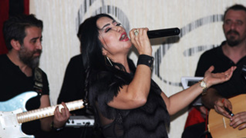 "Ayşen Gruda ile aynı sahneyi paylaşmak gurur vericiydi"