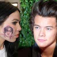 Yüzüne ünlü şarkıcının dövmesini yaptırdı