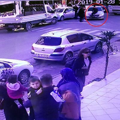 Kimse onu durduramadı! Kucakladığı gibi götürdü