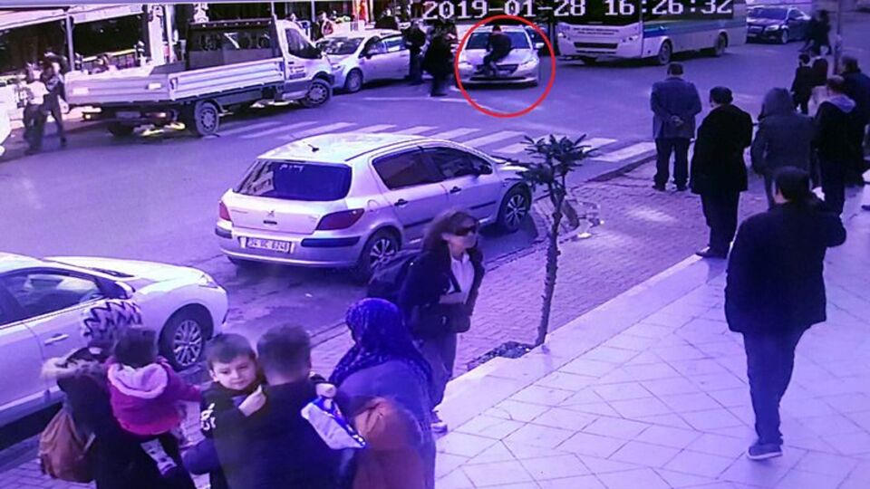 Kimse onu durduramadı! Kucakladığı gibi götürdü