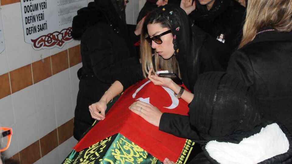 Nişanlısının tabutu başında!