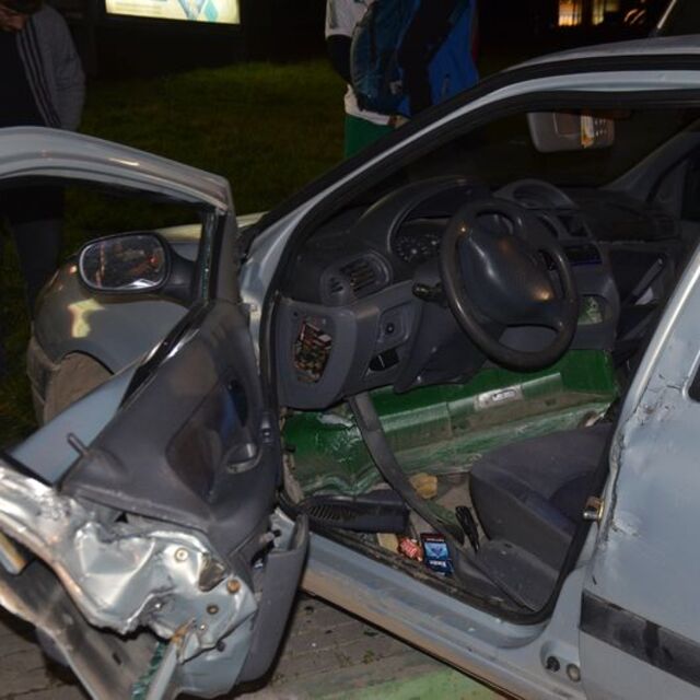Kontrolden çıkan otomobile bariyer saplandı