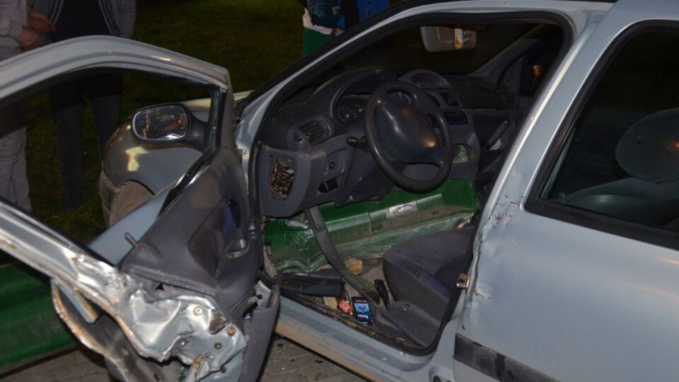 Kontrolden çıkan otomobile bariyer saplandı