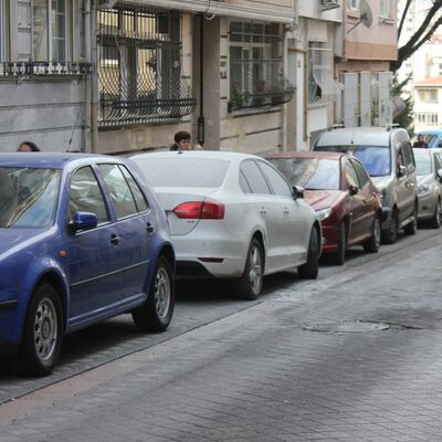 'Ters park etti' diye aracı ateşe verdi
