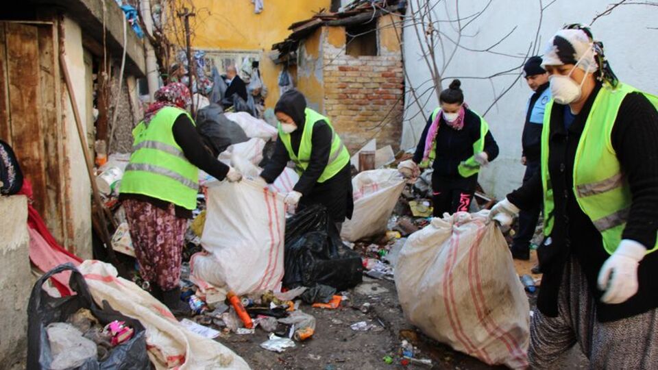 Evden 20 ton çöp çıktı, topladığı çöpler başına yıkıldı