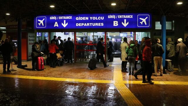 Sağanak yağış uçak seferlerini iptal ettirdi