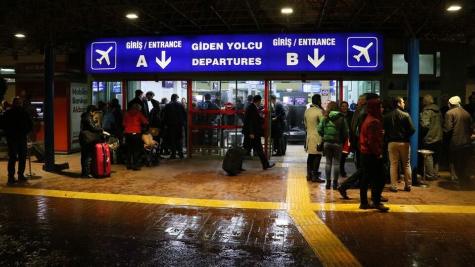 Sağanak yağış uçak seferlerini iptal ettirdi