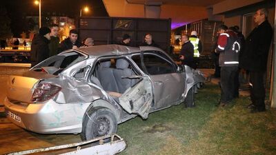 Yük treni otomobile çarptı! 2 kişi yaralandı