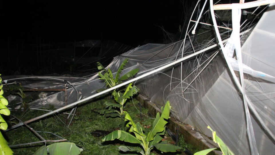 Mersin'de hortum seraları yıktı geçti