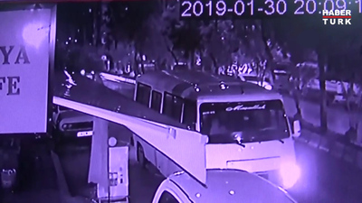 Ağaç minibüsün üzerine devrildi! O anlar kameraya yansıdı