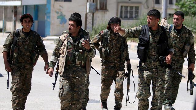 Terör örgütü YPG Esad rejiminin konvoyunu engelledi