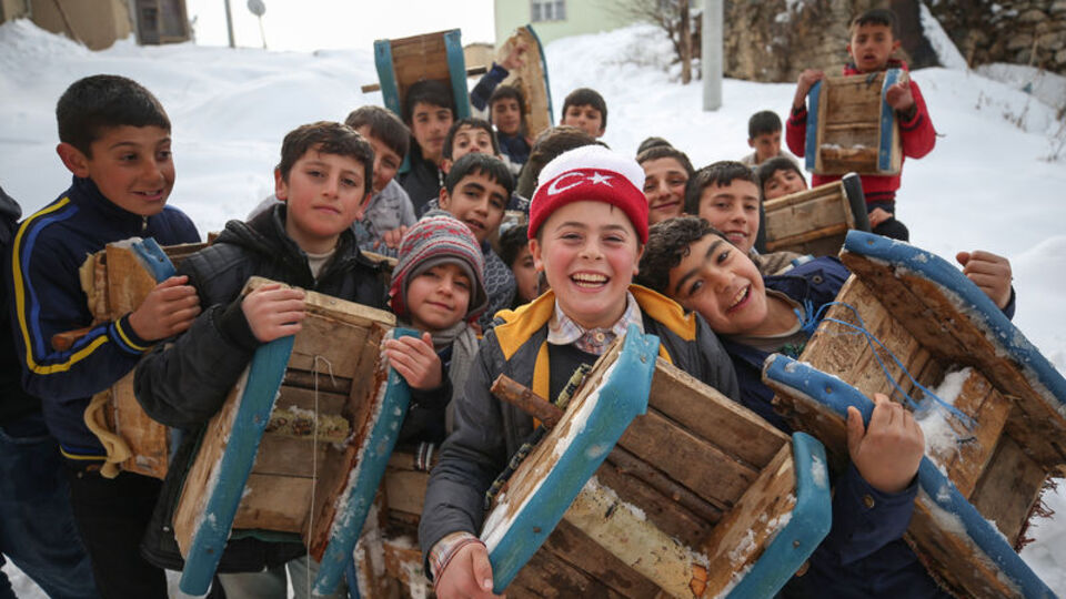 Mutlu olmaları için sadece kızak yetiyor