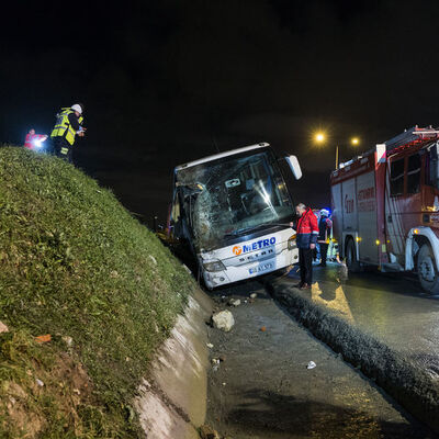 İstanbul'da yolcu otobüsü devrildi: Ölü ve yaralılar var