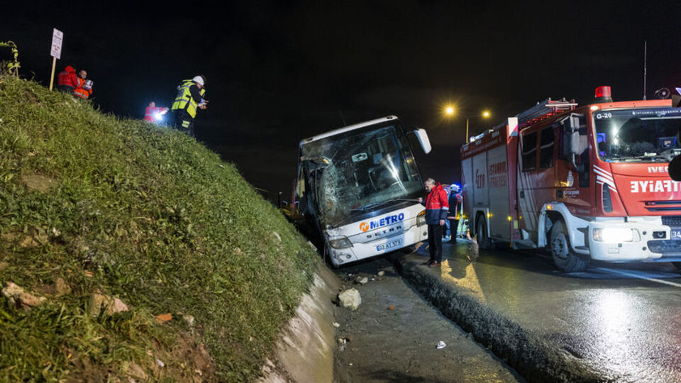 İstanbul'da yolcu otobüsü devrildi: Ölü ve yaralılar var