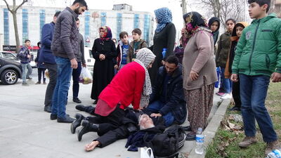 Genç kadından sokakta hayata döndüren müdahale!