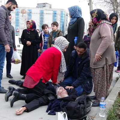 Genç kadından sokakta hayata döndüren müdahale!