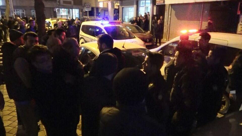 Dövüp yerde sürükledi, mahalleli araya girince de dehşet saçtı