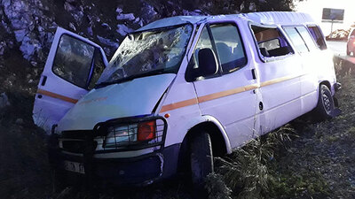 Askeri personel taşıyan minibüs su kanalına düştü: Yaralı askerler var